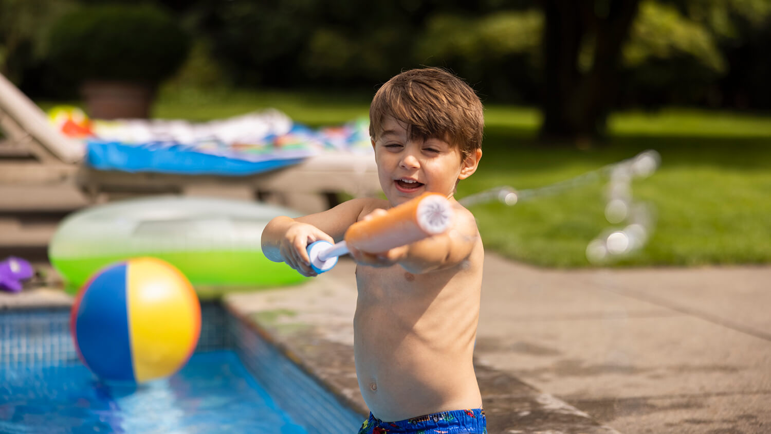 Enfant à la piscine avec un pistolet à eau – Voyager en sûreté Enfant à la piscine avec un pistolet à eau – Voyager en sûreté